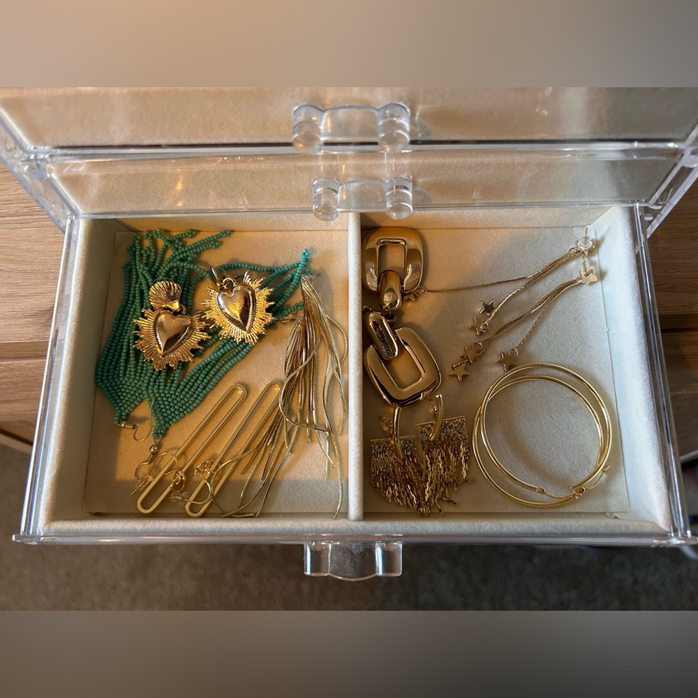 Huge Lot of Gold Earrings!! - Picture 6 of 7